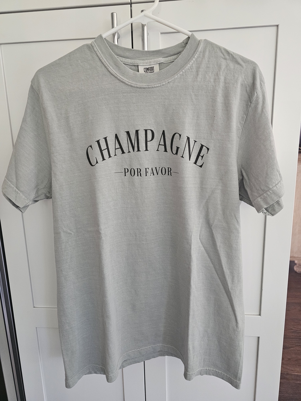 Comfort Colors Women's 'Champagne Por Favor' Light Green Graphic Tee